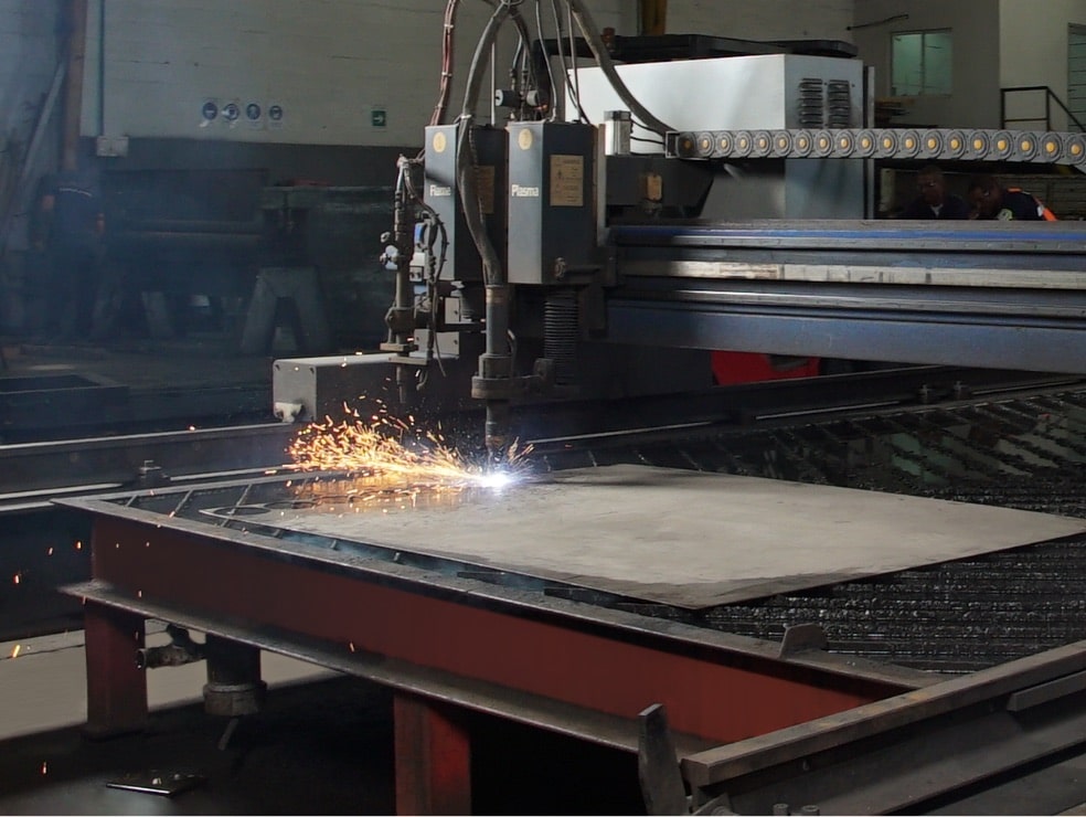 Maquina cortando acero con Plasma CNC